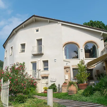 펜션 Ai Leoni Ruggenti Dimora Della Storia E Del Relax In Monferrato *